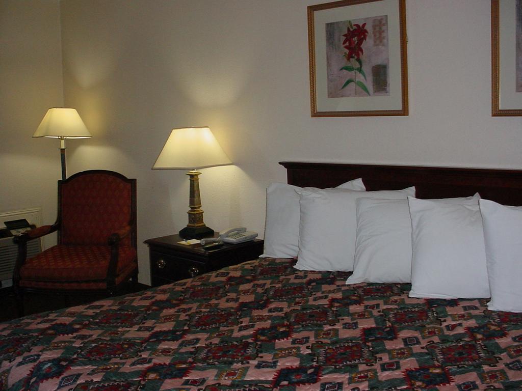 Rodeway Inn Montgomery Szoba fotó